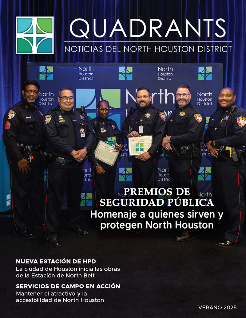 Spanish-language cover of Quadrants: Noticias del North Houston District showing law enforcement officers receiving Public Safety Awards, with text promoting stories on the new HPD station and field services.